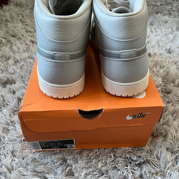 Nike Jordan 1 mid “light bone” - Picture 12 of 13